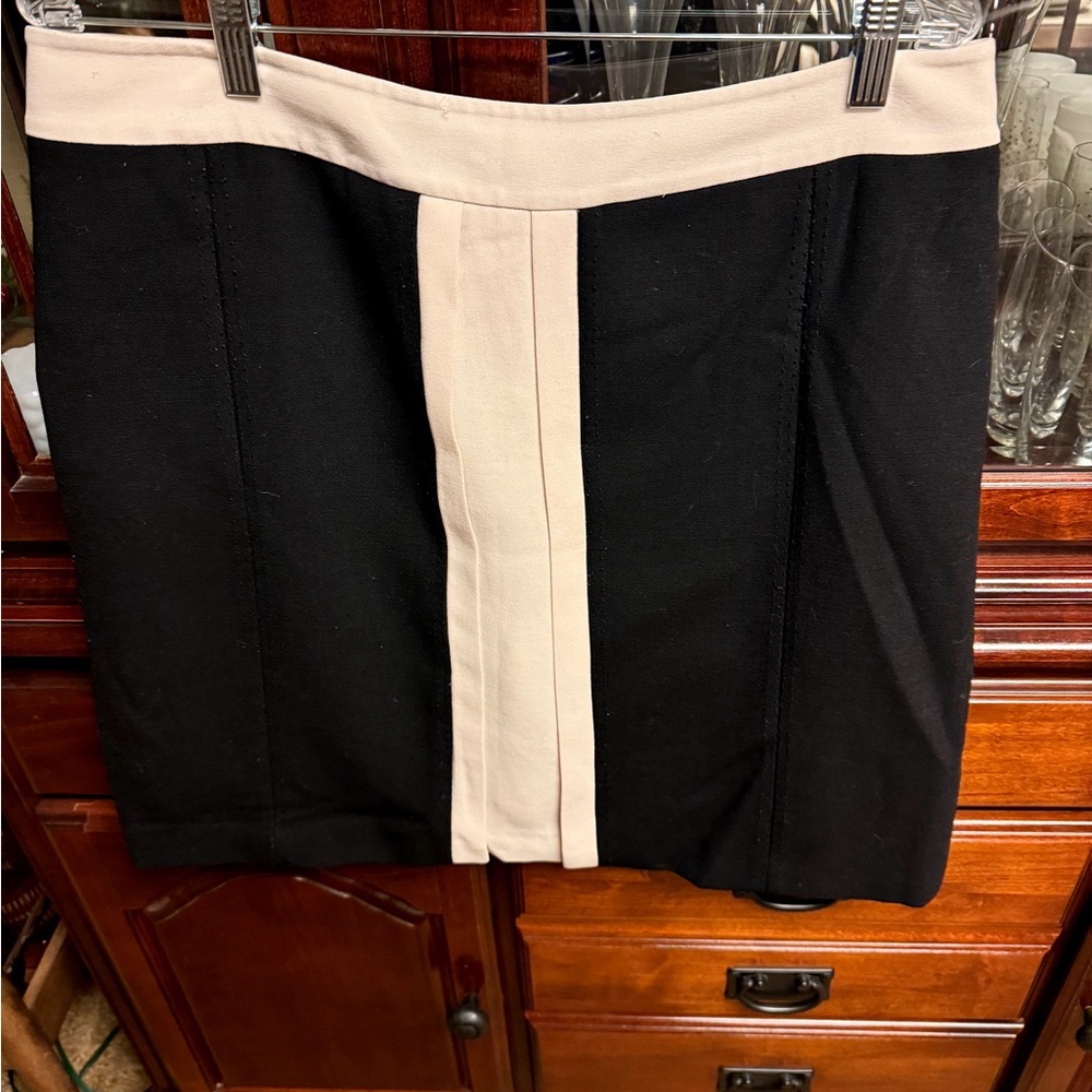 Black/cream Tory Burch mini skirt. Size 14 good condition